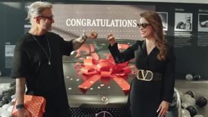 சலூன் தொழிலை நல்லா கத்துக்கிட்டவர் இன்று பென்ஸ் காருக்கு ஓனர்! மனைவி, குடும்பத்துடன் ஷோரூமில் கொண்டாட்டம்!