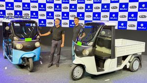 எத்தனை பேரது தொழிலாக மாறி, வாழ்க்கையை புரட்டி போட போகுதோ! பஜாஜின் முதல் எலெக்ட்ரிக் ஆட்டோ ரிக்‌ஷா!