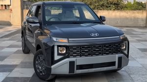 புதிய வென்யூவில் இந்த வேரியண்ட்டை வாங்குறதுதான் சரியான முடிவு! விலையும் கம்மி... போதிய டெக்னாலஜி வசதிகள்!