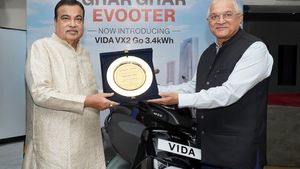 மத்திய அமைச்சரே நேரில் வந்து அறிமுகம் செய்யும் அளவுக்கு ஸ்பெஷலான ஸ்கூட்டரா? பேட்டரி இல்லாமல் ரூ.60,000 விலை!!