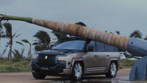 பெரிய மரமே கார் மேல விழுந்தும் ஒரு சின்ன கீறல் கூட இல்ல! அப்படி என்ன காருப்பா இது?