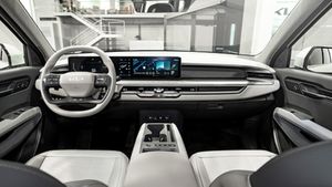 30 நாள் முக்கி முக்கி வித்தும் ஒருத்தரு தான் இந்த காரை வாங்கியிருக்காரு!