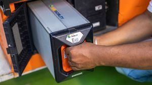 3000 கி.மீ ரேஞ்ச், 5 நிமிடத்தில் 100% சார்ஜ் இவியை புரட்டி போடும் பேட்டரி ரெடியாகுது!