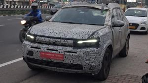 சென்னை ஃபேக்ட்ரியில் உருவாக்குன கையோடு சாலையில் ஓட்டி பார்க்க வந்தாச்சு! எல்லார் கண்ணும் கார் மீதுதான்!