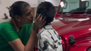 லைசன்ஸ் வாங்கும் வயதை கூட இன்னும் எட்டல, அம்மா உடன் ஷோரூமில்!! யூடியூபில் பணம் கொட்டுது போல!