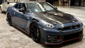 அம்பானி இருக்கும் அதே ஊரில்தான் இவரும் வசிக்கிறார்... அரண்மனை போல் இருக்கும் வீட்டிற்குமுன் அரிதான நிசான் கார்