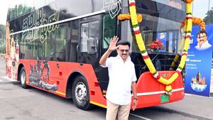 ஒருமுறை ஆவது பயணம் செய்து பார்த்திடனும்... 17 வருஷத்துக்கு பின் வந்த டபுள்-டக்கர் பேருந்தில் இத்தனை வசதிகளா!!