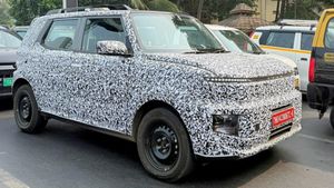 எலெக்ட்ரிக் காரை இதைவிட சின்னதா உருவாக்க முடியாது! பைக் வாங்கும் பிளானில் இருப்பவங்க கூட வாங்க போறாங்க!