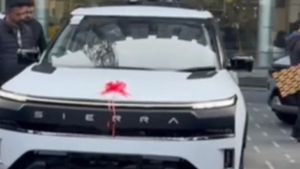 மிடில்-க்ளாஸ் மக்களின் பென்ஸ்! டாடா களமிறக்கிய புதிய காரால் வெடவெடத்து போன மாருதி சுஸுகி!