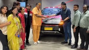 வாங்குறதுக்கு குடுத்து வெச்ச 999 குடும்பங்களில் இவங்களும் ஒருத்தவங்க! ஷோரூமில் களைக்கட்டிய கொண்டாட்டம்!