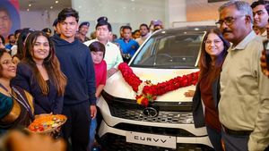 பரிசாக கிடைத்தாலும் 18 வயசு ஆகும் வரை ஓட்ட முடியாது! ஷோரூமுக்கு கூட்டிட்டு வந்து தந்தையை பெருமைப்படுத்திட்டார்