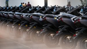 பெட்ரோல் பங்கிற்கு பதிலாக ஷோரூமில் வரிசையில் நிற்கும் மக்கள்! ஏத்தர் ஸ்கூட்டரின் விலை ஏற்கனவே குறைவு!