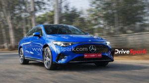 எலக்ட்ரிக் பென்ஸ் கார் தானேனு சாதாரணமாக நினைச்சோம்... ஓட்ட ஓட்ட மிதப்பது போல இருக்கு! எங்க பார்த்தாலும் ஏஐ