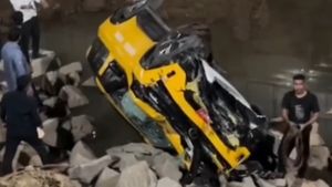 3 பேரும் காருக்கு கோவில் கட்டி கும்பிடனும்! 30- 40 அடி பள்ளத்தில் சாதாரணமா குதிச்சாலே காலி, இதுல காருடன் வேறயா