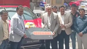 சென்னைக்கு வந்தவரை கொஞ்ச நேரம் சும்மா விட மாட்றாங்களே! கூப்பிட்டு கொடுக்கப்பட்ட காரின் விலை எவ்வளவு தெரியுமா?