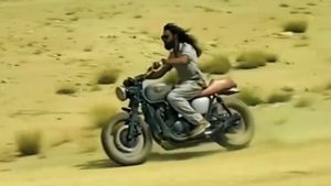 துரேந்தர் படம் பார்த்தவர்கள் சொல்றது உண்மை இல்ல! பாகிஸ்தானில் இந்த பைக்கை வாங்கனும்னா சொத்தை விற்கனும்!