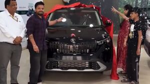 சிறுக சிறுக சேர்த்து வைத்து, கஷ்டப்பட்டு வாங்கிய முதல் கார்! மொத்த குடும்பமும் ஷோரூமில்!