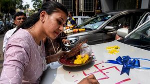 எத்தனை கோடினு கணக்கே இல்ல! அட்சய திருதியை நாளில் தங்கத்துக்கு இணையாக இன்னொரு பொருளை வாங்கி குவித்த மக்கள்!