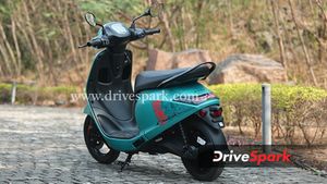 டெலிவிரி பாய் வேலைக்கு செல்பவர்களுக்கு ஏற்ற 5 எலெக்ட்ரிக் ஸ்கூட்டர்கள்! போன் சார்ஜ்காக எங்கேயும் நிற்க வேணாம்!