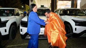 ஊழியர்களின் குடும்பத்தினர் ஆனந்த கண்ணீர்! ஷோரூமுக்கு அழைத்துவந்து சிஇஓ வழங்கிய காரின் விலை இத்தனை லட்சமா...?