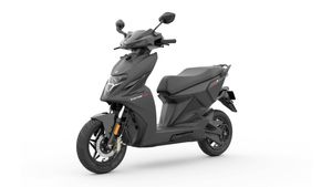 இப்போ இந்த எலெக்ட்ரிக் ஸ்கூட்டருக்குத் தான் ஹெவி டிமாண்டு.. ஷோரூம்ல கூட்டம் அலைமோதுது!