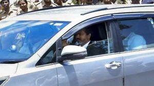 தனது பழைய காரை மறக்காமல் கான்வேயில் இணைத்த முதல்வர் விஜய்! நேற்றுவரை அதுதான் அவரது விருப்பமான கார்!