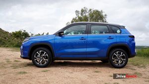 பைக்குகளுக்கு இணையான மைலேஜ்... லிட்டருக்கு 27கிமீ மைலேஜ் தரும் டொயோட்டா கார்! இன்னோவாவை போல் அதிக விற்பனை!