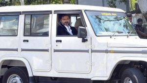 முதலமைச்சர் ஆன பின்பும் டிரைவர் சீட்டில் விஜய்... காரோட விலை 10 லட்ச ரூபாய் கூட இல்ல! இவ்வளவு எளிமையா...