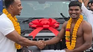 இந்திய இளைஞர்கள் பலருக்கு இது எல்லாம் கனவு... மஹிந்திரா கார் உடன் ஓவர் நைட்டில் மாறிய வாழ்க்கை!