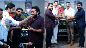 முதல் படம் தோற்றாலும், 2வது திரைப்படத்தை ஹிட் ஆக்கிய இயக்குனருக்கு கார்! டொயோட்டா ஷோரூமில் ருசிகரம்!