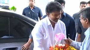 ஸ்விஃப்ட்லாம் எலெக்ஸனுக்கு முன்னாடி! விஜய் வந்த காரின் விலை இத்தன கோடியா! ஆளுநர் மாளிகையே ஸ்டண் ஆயிருக்கும்!