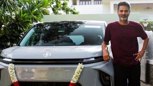 7, 8 பேர் உள்ளே அமர்ந்தாலும் இன்னும் இடம் இருக்கும்... பிரபு தேவா வீட்டிற்கே வந்து டெலிவிரி செய்யப்பட்ட கார்!