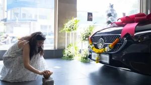 தமிழில் நடிச்ச முதல் படம் சரியா ஓடலனாலும், பிராண்ட்-நியூ பென்ஸ் கார் உடன் மும்பை நடிகை!