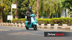 ஆகஸ்ட்டில் அதிகம் விற்பனையான டாப் 10 எலெக்ட்ரிக் ஸ்கூட்டர்கள்... நம்பர்-1 இடத்தை பிடித்தது யார்?