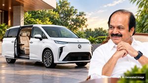 சட்டசபைக்கு வெளியிலும் கவனம் ஈர்க்கும் சபாநாயகர் ஜேசிடி பிரபாகர் பயன்படுத்தும் சொகுசு EV கார்!