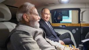 மோடி–புதின் பயணித்த கார் இதுதான்... Rolls-Royce காருக்கே 'டஃப்' கொடுக்கும் ரஷ்ய அதிபரின் கார்!!
