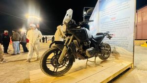 பேரை கேட்டாலே அதிருதுல்ல... முதல்முறையாக இந்தியாவில் காட்சிப்படுத்தப்பட்ட ஹிமாலயன் 750சிசி மாடல்!!