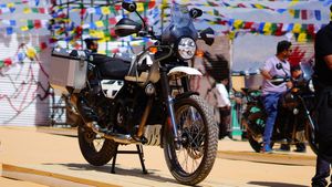 ரூ.2.29 லட்சத்தில் ராயல் என்ஃபீல்டு ஹிமாலயன் 440 பைக் அறிமுகம்... பழைய டிசைனில் புதிய எஞ்சின் தேர்வு!!