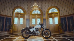 ராயல் என்ஃபீல்டு கிளாசிக் 350 மோட்டார்சைக்கிளில் வெள்ளை நிற தேர்வு அறிமுகம்!