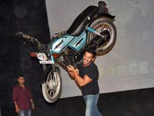 ర్యాష్ డ్రైవింగ్ కేసులో జాన్ అబ్రహామ్ అరెస్ట్, విడుదల!