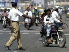 నిబంధనలు ఉల్లంఘించే వారిపై హైదరాబాద్ ట్రాఫిక్ పోలీసుల కొరడా