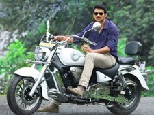 మిర్చిలో హ్యోసంగ్ ఎస్‌టి7 లీజర్ బైక్‌ ప్రభాస్ స్పైసీ రైడ్