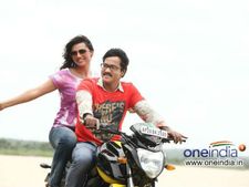 మిస్టర్ పెళ్లికొడుకులో యమహా ఎఫ్‌జెడ్-ఎస్‌పై సునీల్ సవారీ