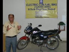 విద్యార్థుల టాలెంట్: పెట్రోల్, బ్యాటరీ పవర్‌తో నడిచే హైబ్రిడ్ బైక్