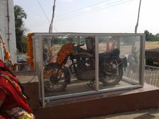 బుల్లెట్ మోటార్‌సైకిల్ కోసం గుడి కట్టిన గ్రామస్తులు