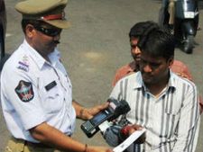ట్రాఫిక్ రూల్స్: జరిమానా విధించే అధికారం ఎవరికి ఉంది?