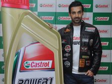 క్యాస్ట్రాల్ పవర్1 ఇంజన్ ఆయిల్‌ను విడుదల చేసిన జాన్ అబ్రహామ్