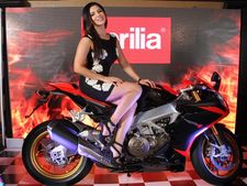 సన్నీ లియోన్ చేతులు తాకి పరవశించిన బైక్ ఓనర్లు