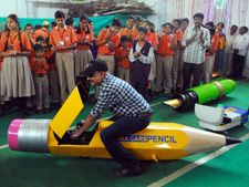 పెన్సిల్, పెన్, పుస్తకం, షార్ప్‌నర్, ఎరేజర్ రూపాల్లో కార్లు