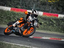 కెటిఎమ్ డ్యూక్ 390 ఇప్పుడు బ్లాక్ అండ్ ఆరెంజ్ కలర్‌లో